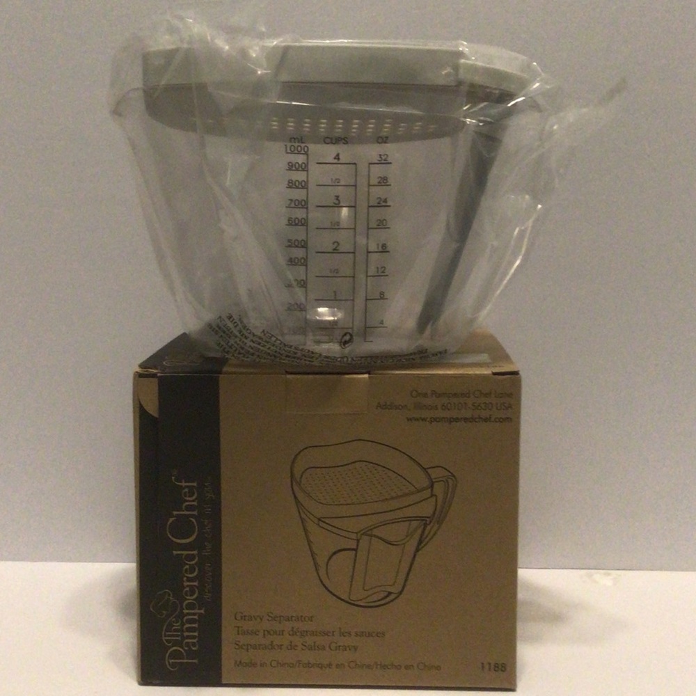 Pampered Chef White and Gray Gravy Separator with Measuring Marks